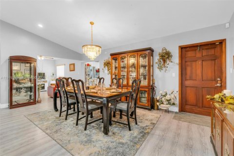 House in Palmetto Bay, Florida 4 bedrooms, 210.24 sq.m. № 2078971 - photo 4