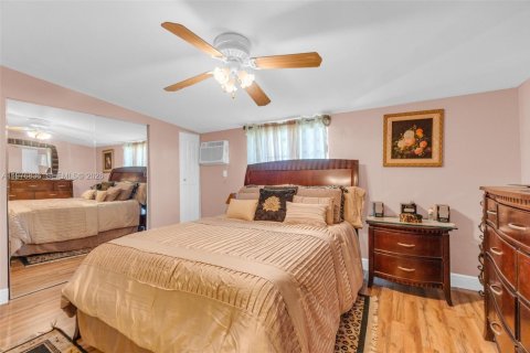 House in Palmetto Bay, Florida 4 bedrooms, 210.24 sq.m. № 2078971 - photo 12