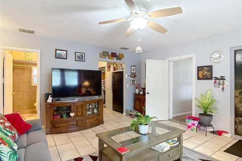 House in Tampa, Florida 3 bedrooms, 124.49 sq.m. № 1778048 - photo 7