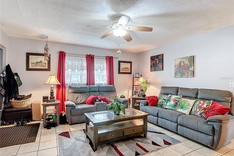 House in Tampa, Florida 3 bedrooms, 124.49 sq.m. № 1778048 - photo 6