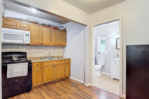 House in Tampa, Florida 3 bedrooms, 124.49 sq.m. № 1778048 - photo 11