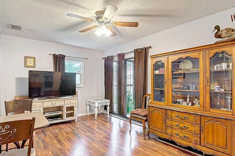 House in Tampa, Florida 3 bedrooms, 124.49 sq.m. № 1778048 - photo 12