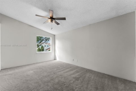 House in Pembroke Pines, Florida 3 bedrooms, 145.67 sq.m. № 1983686 - photo 22
