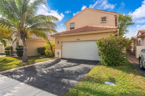 House in Pembroke Pines, Florida 3 bedrooms, 145.67 sq.m. № 1983686 - photo 2