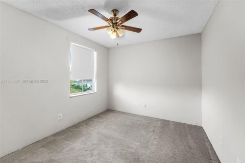 House in Pembroke Pines, Florida 3 bedrooms, 145.67 sq.m. № 1983686 - photo 18