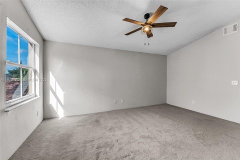 House in Pembroke Pines, Florida 3 bedrooms, 145.67 sq.m. № 1983686 - photo 24