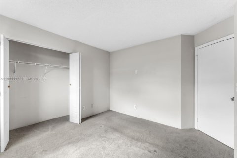 House in Pembroke Pines, Florida 3 bedrooms, 145.67 sq.m. № 1983686 - photo 20