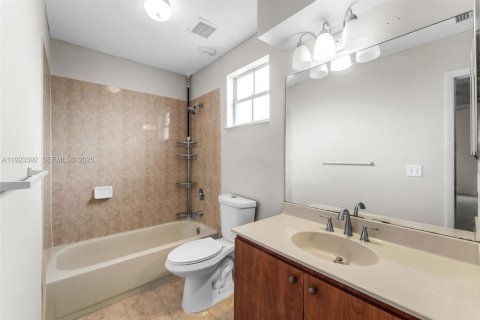 House in Pembroke Pines, Florida 3 bedrooms, 145.67 sq.m. № 1983686 - photo 17