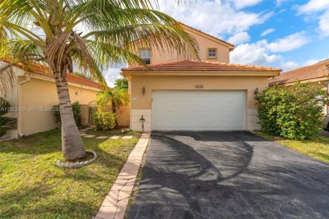 House in Pembroke Pines, Florida 3 bedrooms, 145.67 sq.m. № 1983686 - photo 1