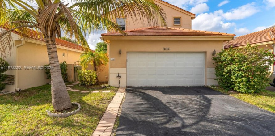 House in Pembroke Pines, Florida 3 bedrooms, 145.67 sq.m. № 1983686