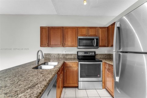 House in Pembroke Pines, Florida 3 bedrooms, 145.67 sq.m. № 1983686 - photo 9