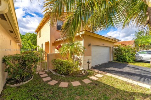 House in Pembroke Pines, Florida 3 bedrooms, 145.67 sq.m. № 1983686 - photo 3