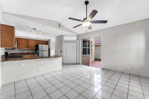 House in Pembroke Pines, Florida 3 bedrooms, 145.67 sq.m. № 1983686 - photo 11