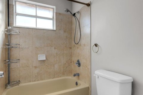 House in Pembroke Pines, Florida 3 bedrooms, 145.67 sq.m. № 1983686 - photo 26