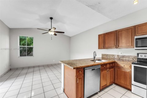 House in Pembroke Pines, Florida 3 bedrooms, 145.67 sq.m. № 1983686 - photo 8