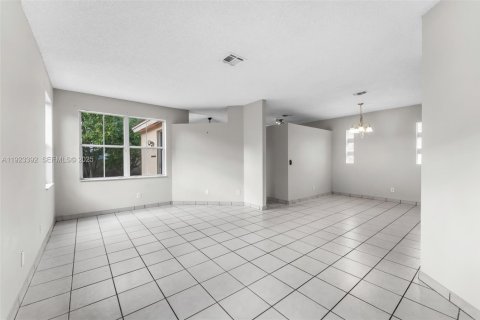 House in Pembroke Pines, Florida 3 bedrooms, 145.67 sq.m. № 1983686 - photo 6