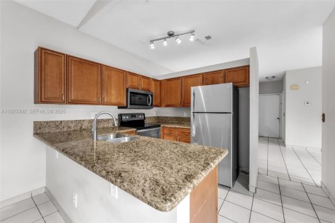 House in Pembroke Pines, Florida 3 bedrooms, 145.67 sq.m. № 1983686 - photo 12