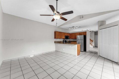House in Pembroke Pines, Florida 3 bedrooms, 145.67 sq.m. № 1983686 - photo 10