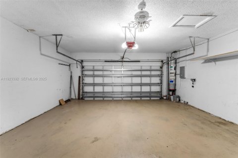 House in Pembroke Pines, Florida 3 bedrooms, 145.67 sq.m. № 1983686 - photo 16