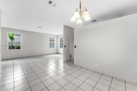 House in Pembroke Pines, Florida 3 bedrooms, 145.67 sq.m. № 1983686 - photo 4