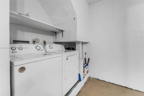 House in Pembroke Pines, Florida 3 bedrooms, 145.67 sq.m. № 1983686 - photo 15