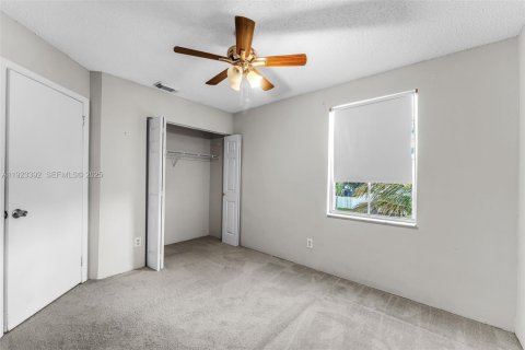 House in Pembroke Pines, Florida 3 bedrooms, 145.67 sq.m. № 1983686 - photo 19