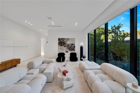 Casa en alquiler en Miami, Florida, 3 dormitorios, 281.59 m2 № 1973817 - foto 12