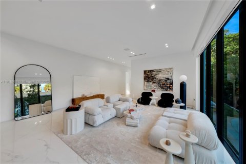 Casa en alquiler en Miami, Florida, 3 dormitorios, 281.59 m2 № 1973817 - foto 14
