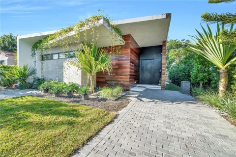 Casa en alquiler en Miami, Florida, 3 dormitorios, 281.59 m2 № 1973817 - foto 4