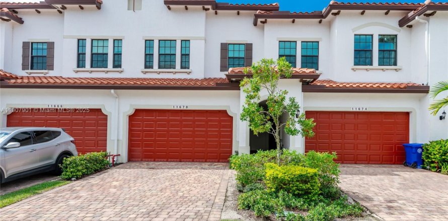 Adosado en Pembroke Pines, Florida 3 dormitorios, 183.48 m2 № 1967946