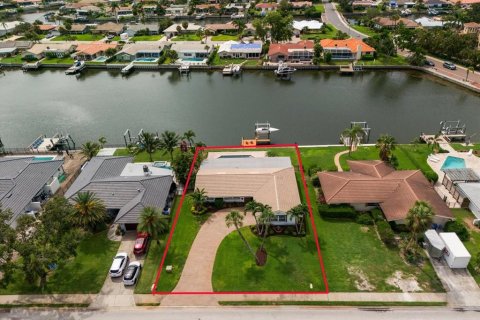House in Saint Petersburg, Florida 3 bedrooms, 166.11 sq.m. № 1796786 - photo 4