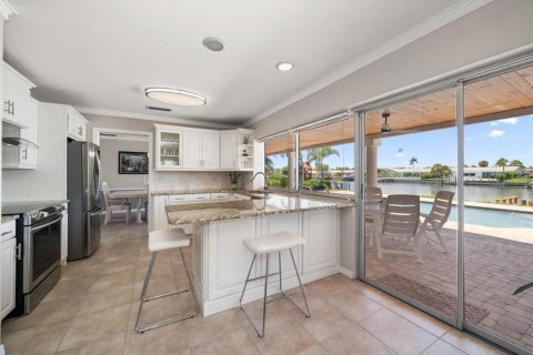 House in Saint Petersburg, Florida 3 bedrooms, 166.11 sq.m. № 1796786 - photo 8