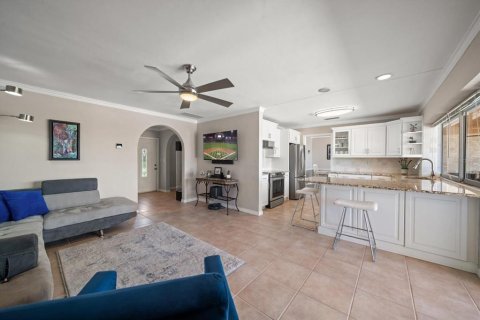 House in Saint Petersburg, Florida 3 bedrooms, 166.11 sq.m. № 1796786 - photo 10