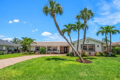 House in Saint Petersburg, Florida 3 bedrooms, 166.11 sq.m. № 1796786 - photo 1