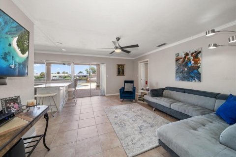 House in Saint Petersburg, Florida 3 bedrooms, 166.11 sq.m. № 1796786 - photo 7