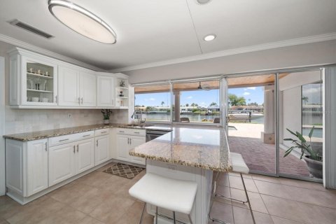 House in Saint Petersburg, Florida 3 bedrooms, 166.11 sq.m. № 1796786 - photo 9