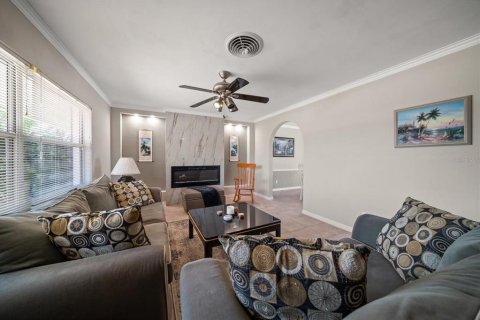 House in Saint Petersburg, Florida 3 bedrooms, 166.11 sq.m. № 1796786 - photo 5