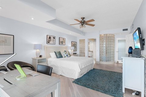 Condo in Cortez, Florida, 2 bedrooms № 2098828 - photo 18