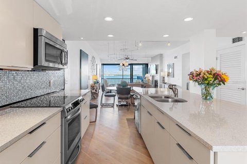 Condo in Cortez, Florida, 2 bedrooms № 2098828 - photo 7