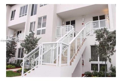 Copropriété à louer à Doral, Floride: 3 chambres, 143.72 m2 № 1854729 - photo 2