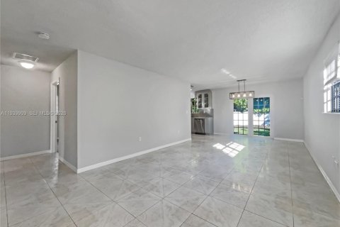 Купить виллу или дом в Майами, Флорида 3 спальни, 113.71м2, № 1997159 - фото 6