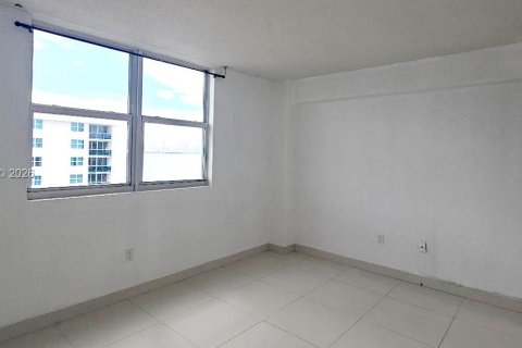 Copropriété à vendre à North Bay Village, Floride: 1 chambre, 76.64 m2 № 2432010 - photo 21