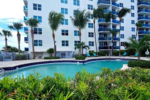 Copropriété à vendre à North Bay Village, Floride: 1 chambre, 76.64 m2 № 2432010 - photo 2