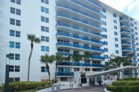 Copropriété à vendre à North Bay Village, Floride: 1 chambre, 76.64 m2 № 2432010 - photo 4