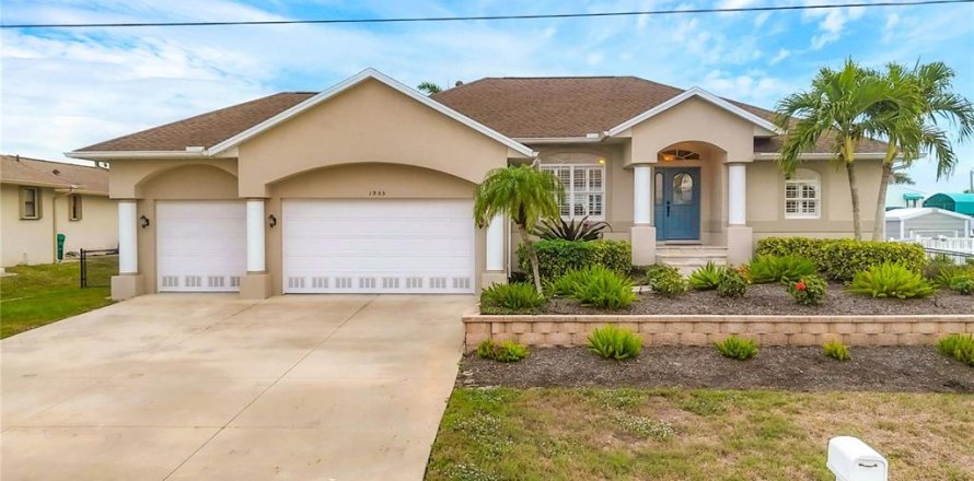 House in Englewood, Florida 3 bedrooms, 147.81 sq.m. № 2419185