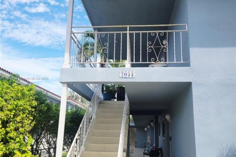 Condo in Miami Beach, Florida, 1 bedroom  № 1981341 - photo 1