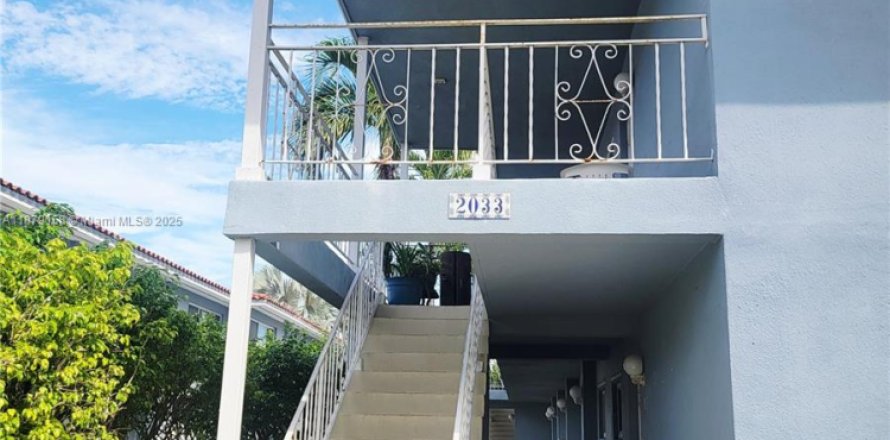 Condo in Miami Beach, Florida, 1 bedroom  № 1981341