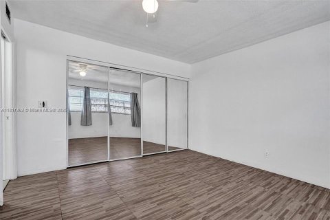 Condo in Hallandale Beach, Florida, 1 bedroom  № 1772508 - photo 16