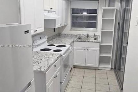 Condo in Hallandale Beach, Florida, 1 bedroom  № 1772508 - photo 9