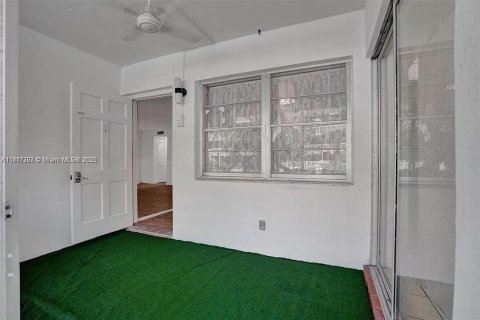 Condo in Hallandale Beach, Florida, 1 bedroom  № 1772508 - photo 7
